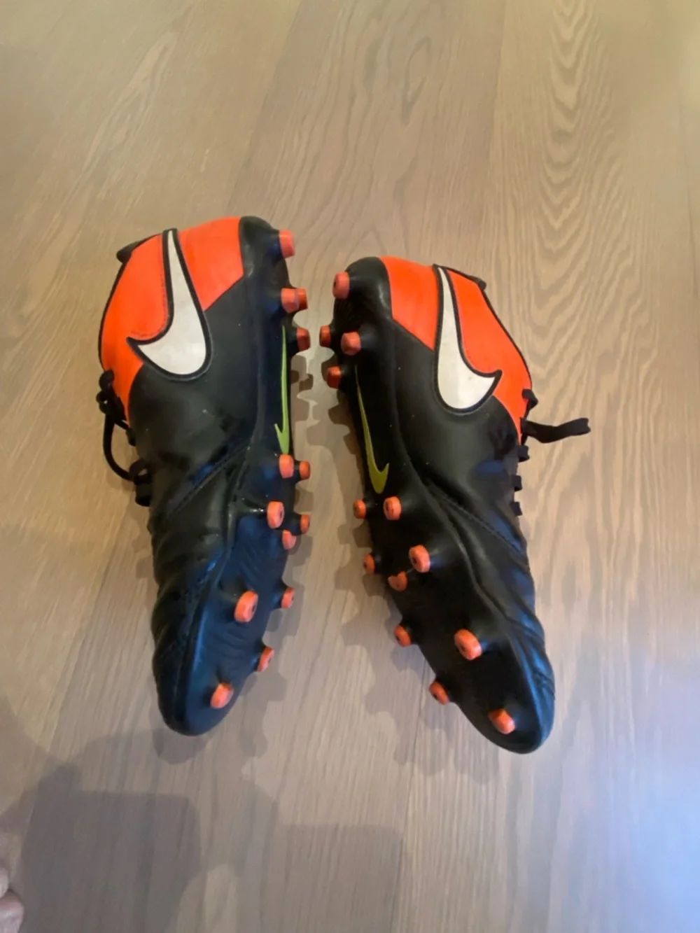 Nike Kids Black & Orange Soccer Cleats with White Swoosh Size US 7 Euro 40 - Picture 2 of 9